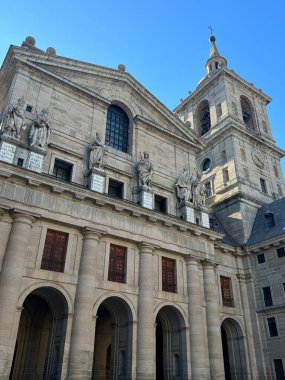EL ESCORIAL, İspanya - 15 Ağustos 2024 'te İspanya' da Madrid yakınlarındaki San Lorenzo de El Escorial Kraliyet Sitesi.