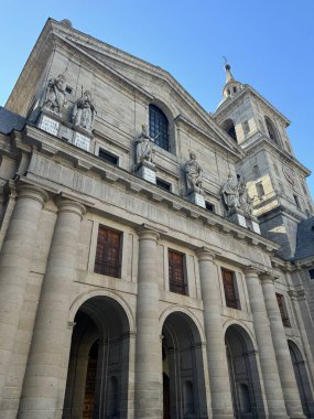 EL ESCORIAL, İspanya - 15 Ağustos 2024 'te İspanya' da Madrid yakınlarındaki San Lorenzo de El Escorial Kraliyet Sitesi.