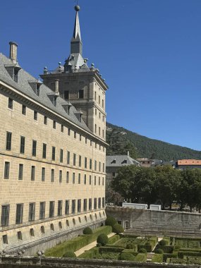 EL ESCORIAL, İspanya - 15 Ağustos 2024 'te İspanya' da Madrid yakınlarındaki San Lorenzo de El Escorial Kraliyet Sitesi.