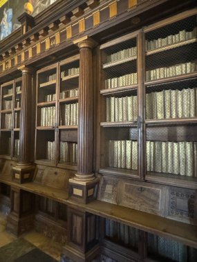 EL ESCORIAL, İspanya - 15 Ağustos 2024 'te İspanya' da Madrid yakınlarındaki San Lorenzo de El Escorial Kraliyet Kütüphanesi 'nde görüldüğü gibi.