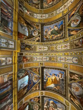 EL ESCORIAL, İspanya - 15 Ağustos 2024 'te İspanya' da Madrid yakınlarındaki San Lorenzo de El Escorial Kraliyet Kütüphanesi 'nde görüldüğü gibi.