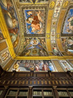 EL ESCORIAL, İspanya - 15 Ağustos 2024 'te İspanya' da Madrid yakınlarındaki San Lorenzo de El Escorial Kraliyet Kütüphanesi 'nde görüldüğü gibi.