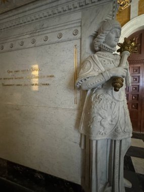 EL ESCORIAL, İspanya - 15 Ağustos 2024 'te İspanya' da Madrid yakınlarındaki San Lorenzo de El Escorial Kraliyet Alanında Kralların Panteonu.