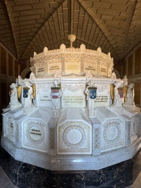 EL ESCORIAL, İspanya - 15 Ağustos 2024 'te İspanya' da Madrid yakınlarındaki San Lorenzo de El Escorial Kraliyet Alanında Kralların Panteonu.
