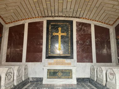 EL ESCORIAL, İspanya - 15 Ağustos 2024 'te İspanya' da Madrid yakınlarındaki San Lorenzo de El Escorial Kraliyet Alanında Kralların Panteonu.