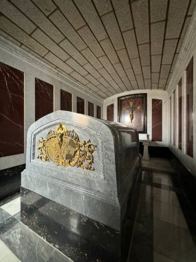 EL ESCORIAL, İspanya - 15 Ağustos 2024 'te İspanya' da Madrid yakınlarındaki San Lorenzo de El Escorial Kraliyet Alanında Kralların Panteonu.