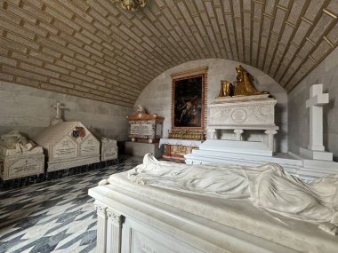 EL ESCORIAL, İspanya - 15 Ağustos 2024 'te İspanya' da Madrid yakınlarındaki San Lorenzo de El Escorial Kraliyet Alanında Kralların Panteonu.