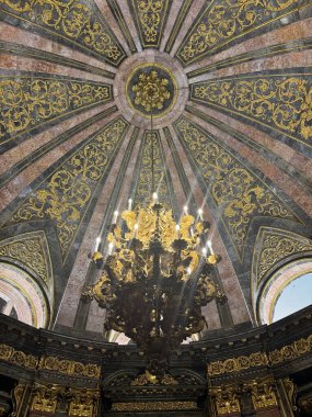 EL ESCORIAL, İspanya - 15 Ağustos 2024 'te İspanya' da Madrid yakınlarındaki San Lorenzo de El Escorial Kraliyet Alanında Kralların Panteonu.