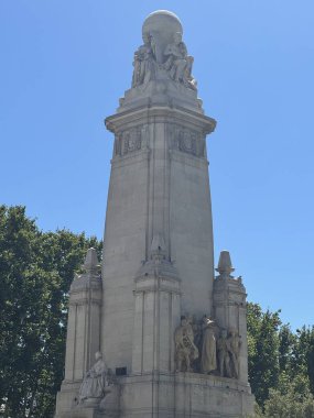 MADRID, İspanya - 15 AUG: 15 Ağustos 2024 'te İspanya' nın Madrid kentindeki Plaza de Espana 'da Miguel de Cervantes anıtı.