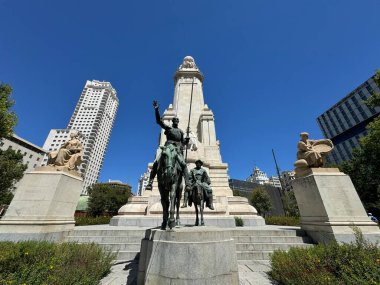MADRID, İspanya - 15 AUG: 15 Ağustos 2024 'te İspanya' nın Madrid kentindeki Plaza de Espana 'da Miguel de Cervantes anıtı.