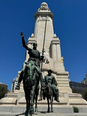 MADRID, İspanya - 15 AUG: 15 Ağustos 2024 'te İspanya' nın Madrid kentindeki Plaza de Espana 'da Miguel de Cervantes anıtı.