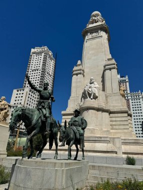 MADRID, İspanya - 15 AUG: 15 Ağustos 2024 'te İspanya' nın Madrid kentindeki Plaza de Espana 'da Miguel de Cervantes anıtı.