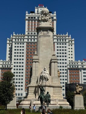 MADRID, İspanya - 15 AUG: 15 Ağustos 2024 'te İspanya' nın Madrid kentindeki Plaza de Espana 'da Miguel de Cervantes anıtı.