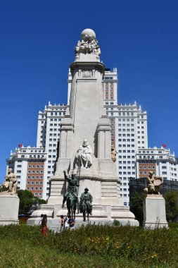 MADRID, İspanya - 15 AUG: 15 Ağustos 2024 'te İspanya' nın Madrid kentindeki Plaza de Espana 'da Miguel de Cervantes anıtı.
