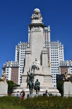 MADRID, İspanya - 15 AUG: 15 Ağustos 2024 'te İspanya' nın Madrid kentindeki Plaza de Espana 'da Miguel de Cervantes anıtı.