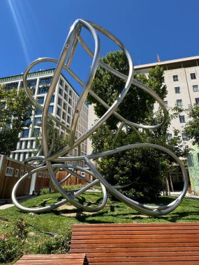 MADRID, SPAIN - 15 AUG: 15 Ağustos 2024 'te İspanya' nın Madrid kentindeki Plaza de Espana 'da görülen boru heykelleri.