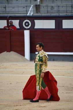 MADRID, İspanya - 15 Ağustos 2024 'te İspanya' nın Madrid şehrindeki Plaza de Toros de Las Ventas boğa güreşi ringinde görülen boğa güreşi.