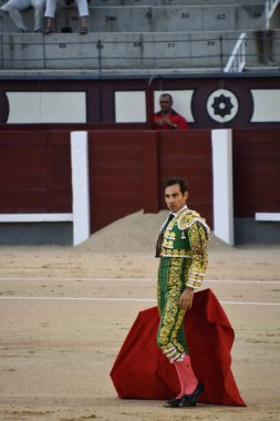 MADRID, İspanya - 15 Ağustos 2024 'te İspanya' nın Madrid şehrindeki Plaza de Toros de Las Ventas boğa güreşi ringinde görülen boğa güreşi.