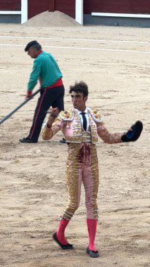 MADRID, İspanya - 15 Ağustos 2024 'te İspanya' nın Madrid şehrindeki Plaza de Toros de Las Ventas boğa güreşi ringinde görülen boğa güreşi.