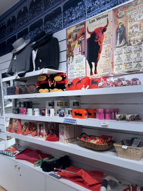 MADRID, İspanya - 15 Ağustos 2024 'te İspanya' nın Madrid şehrindeki Plaza de Toros de Las Ventas boğa güreşi ringinde görülen hediye dükkanı.