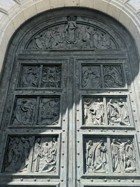 EL ESCORIAL, İspanya - 15 AUG 2024 'te İspanya' nın El Escorial şehrinde Kutsal Haç Bazilikası. 