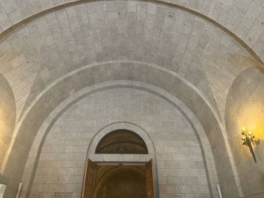 EL ESCORIAL, İspanya - 15 AUG 2024 'te İspanya' nın El Escorial şehrinde Kutsal Haç Bazilikası. 