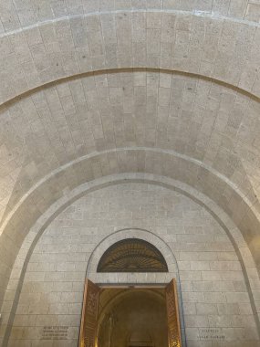 EL ESCORIAL, İspanya - 15 AUG 2024 'te İspanya' nın El Escorial şehrinde Kutsal Haç Bazilikası. 