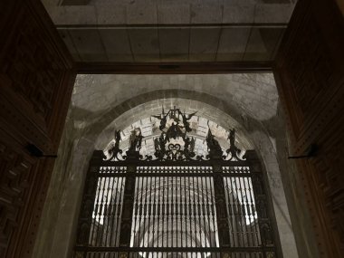 EL ESCORIAL, İspanya - 15 AUG 2024 'te İspanya' nın El Escorial şehrinde Kutsal Haç Bazilikası. 