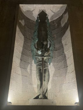 EL ESCORIAL, İspanya - 15 AUG 2024 'te İspanya' nın El Escorial şehrinde Kutsal Haç Bazilikası. 