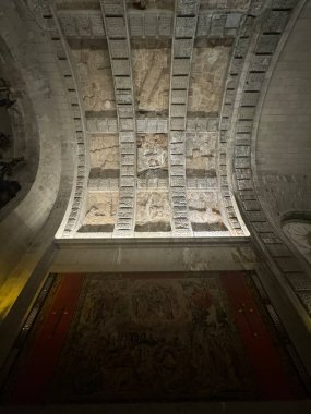 EL ESCORIAL, İspanya - 15 AUG 2024 'te İspanya' nın El Escorial şehrinde Kutsal Haç Bazilikası. 