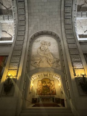 EL ESCORIAL, İspanya - 15 AUG 2024 'te İspanya' nın El Escorial şehrinde Kutsal Haç Bazilikası. 