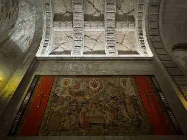 EL ESCORIAL, İspanya - 15 AUG 2024 'te İspanya' nın El Escorial şehrinde Kutsal Haç Bazilikası. 