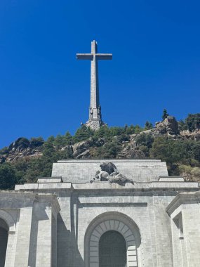 EL ESCORIAL, İspanya - 15 Ağustos 2024 'te İspanya' nın El Escorial şehrinde Kutsal Haç Bazilikası 'nda görüldüğü gibi. Dünyanın en büyük haçı..