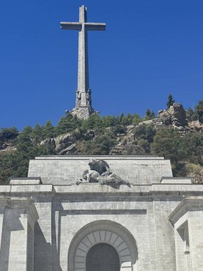 EL ESCORIAL, İspanya - 15 Ağustos 2024 'te İspanya' nın El Escorial şehrinde Kutsal Haç Bazilikası 'nda görüldüğü gibi. Dünyanın en büyük haçı..