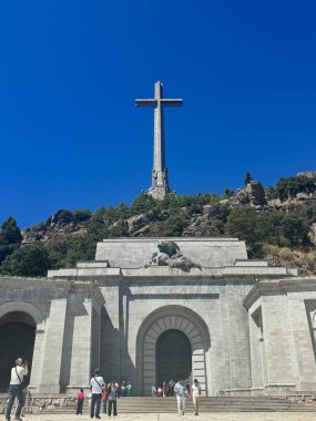 EL ESCORIAL, İspanya - 15 Ağustos 2024 'te İspanya' nın El Escorial şehrinde Kutsal Haç Bazilikası 'nda görüldüğü gibi. Dünyanın en büyük haçı..