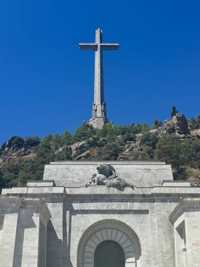 EL ESCORIAL, İspanya - 15 Ağustos 2024 'te İspanya' nın El Escorial şehrinde Kutsal Haç Bazilikası 'nda görüldüğü gibi. Dünyanın en büyük haçı..