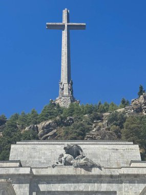 EL ESCORIAL, İspanya - 15 Ağustos 2024 'te İspanya' nın El Escorial şehrinde Kutsal Haç Bazilikası 'nda görüldüğü gibi. Dünyanın en büyük haçı..