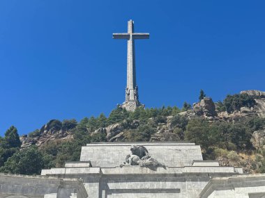 EL ESCORIAL, İspanya - 15 Ağustos 2024 'te İspanya' nın El Escorial şehrinde Kutsal Haç Bazilikası 'nda görüldüğü gibi. Dünyanın en büyük haçı..