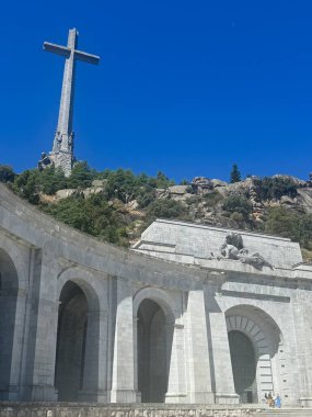EL ESCORIAL, İspanya - 15 Ağustos 2024 'te İspanya' nın El Escorial şehrinde Kutsal Haç Bazilikası 'nda görüldüğü gibi. Dünyanın en büyük haçı..