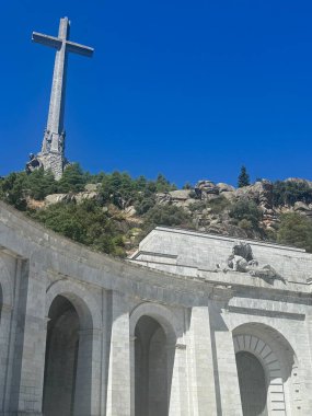 EL ESCORIAL, İspanya - 15 Ağustos 2024 'te İspanya' nın El Escorial şehrinde Kutsal Haç Bazilikası 'nda görüldüğü gibi. Dünyanın en büyük haçı..