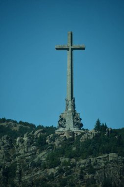 EL ESCORIAL, İspanya - 15 Ağustos 2024 'te İspanya' nın El Escorial şehrinde Kutsal Haç Bazilikası 'nda görüldüğü gibi. Dünyanın en büyük haçı..