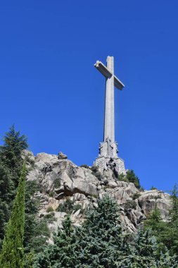 EL ESCORIAL, İspanya - 15 Ağustos 2024 'te İspanya' nın El Escorial şehrinde Kutsal Haç Bazilikası 'nda görüldüğü gibi. Dünyanın en büyük haçı..