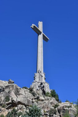 EL ESCORIAL, İspanya - 15 Ağustos 2024 'te İspanya' nın El Escorial şehrinde Kutsal Haç Bazilikası 'nda görüldüğü gibi. Dünyanın en büyük haçı..