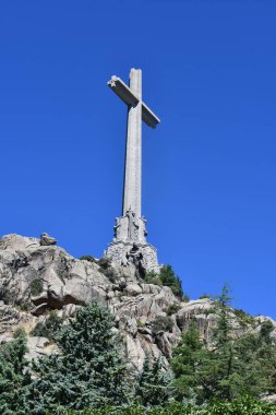 EL ESCORIAL, İspanya - 15 Ağustos 2024 'te İspanya' nın El Escorial şehrinde Kutsal Haç Bazilikası 'nda görüldüğü gibi. Dünyanın en büyük haçı..