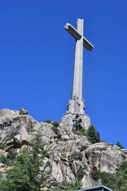 EL ESCORIAL, İspanya - 15 Ağustos 2024 'te İspanya' nın El Escorial şehrinde Kutsal Haç Bazilikası 'nda görüldüğü gibi. Dünyanın en büyük haçı..