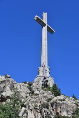 EL ESCORIAL, İspanya - 15 Ağustos 2024 'te İspanya' nın El Escorial şehrinde Kutsal Haç Bazilikası 'nda görüldüğü gibi. Dünyanın en büyük haçı..
