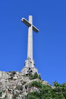 EL ESCORIAL, İspanya - 15 Ağustos 2024 'te İspanya' nın El Escorial şehrinde Kutsal Haç Bazilikası 'nda görüldüğü gibi. Dünyanın en büyük haçı..