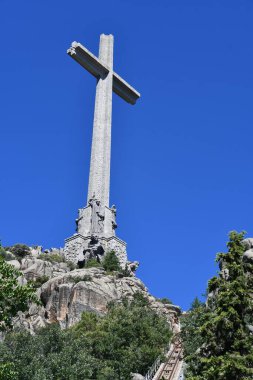 EL ESCORIAL, İspanya - 15 Ağustos 2024 'te İspanya' nın El Escorial şehrinde Kutsal Haç Bazilikası 'nda görüldüğü gibi. Dünyanın en büyük haçı..