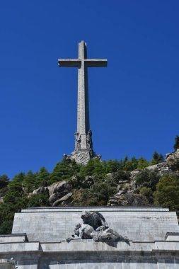 EL ESCORIAL, İspanya - 15 Ağustos 2024 'te İspanya' nın El Escorial şehrinde Kutsal Haç Bazilikası 'nda görüldüğü gibi. Dünyanın en büyük haçı..