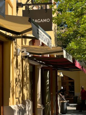 MADRID, İspanya - 18 Ağustos 2024 'te İspanya' nın Madrid şehrindeki Las Rozas Village Tasarımcı Mağazası 'nda Ferragamo mağazası.